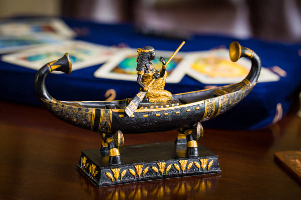 statue femme astrologue antique sur bateau Contacter Marianne Pellieu astrologue